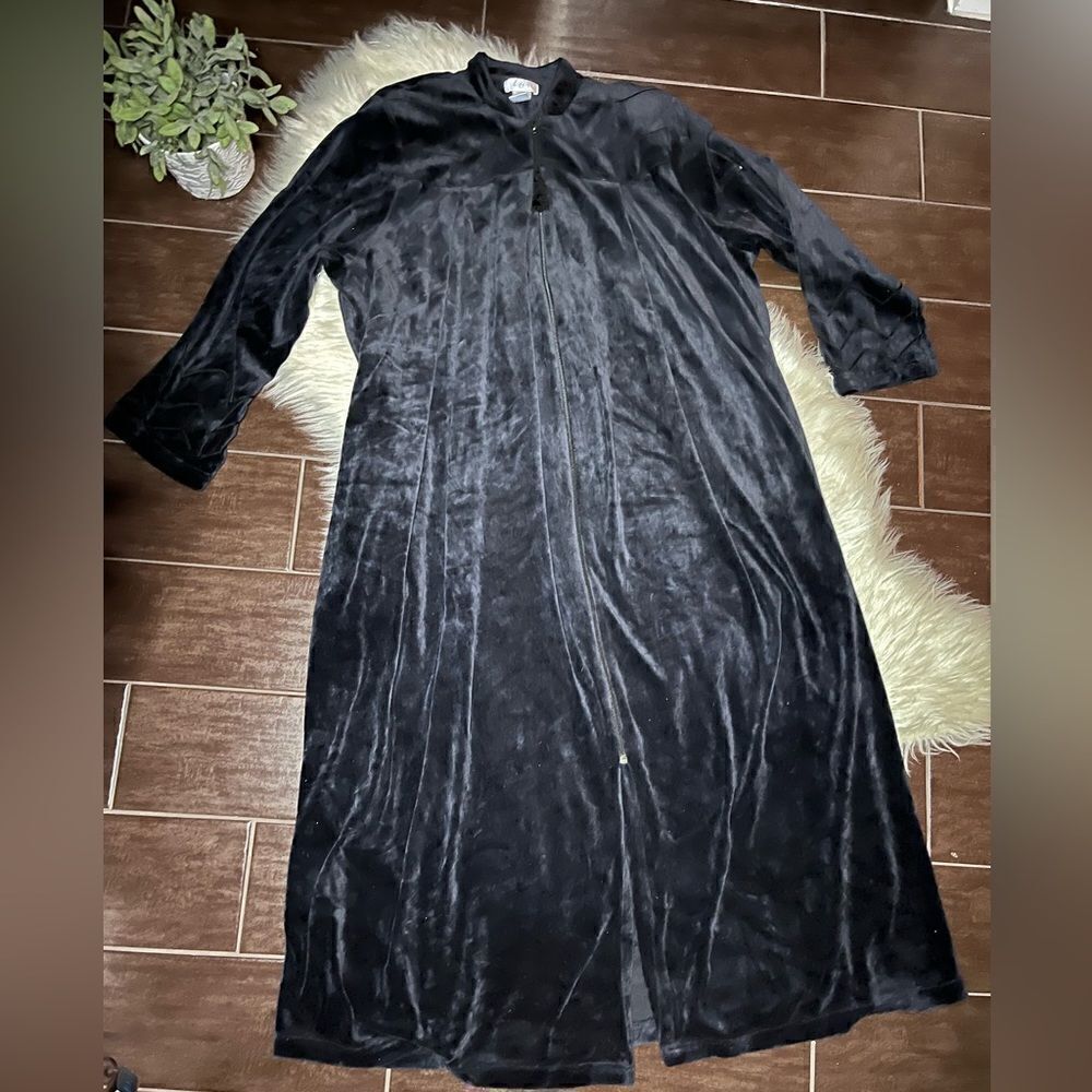 Cabernet full length navy blue Velour front zip lounge coat sz Large